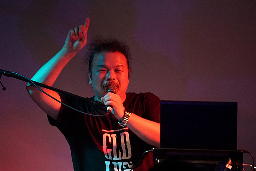 画像ギャラリー No.027のサムネイル画像 / 「ゴシックは魔法乙女」初のライブイベントをレポート。Ryu☆氏が歴代ケイブサウンドをフロアに響かせ,ヒゲのおじさんが息も絶え絶えに熱唱した