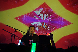 画像ギャラリー No.029のサムネイル画像 / 「ゴシックは魔法乙女」初のライブイベントをレポート。Ryu☆氏が歴代ケイブサウンドをフロアに響かせ,ヒゲのおじさんが息も絶え絶えに熱唱した