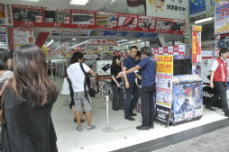 画像ギャラリー No.002のサムネイル画像 / 10年間，一緒に歩んでくれたファンに感謝。シリーズ最新作「戦国BASARA4 皇」の発売記念サイン＆握手会レポート