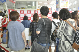 画像ギャラリー No.003のサムネイル画像 / 10年間，一緒に歩んでくれたファンに感謝。シリーズ最新作「戦国BASARA4 皇」の発売記念サイン＆握手会レポート