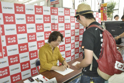 画像ギャラリー No.004のサムネイル画像 / 10年間，一緒に歩んでくれたファンに感謝。シリーズ最新作「戦国BASARA4 皇」の発売記念サイン＆握手会レポート