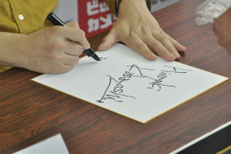 画像ギャラリー No.005のサムネイル画像 / 10年間，一緒に歩んでくれたファンに感謝。シリーズ最新作「戦国BASARA4 皇」の発売記念サイン＆握手会レポート