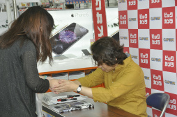 画像ギャラリー No.007のサムネイル画像 / 10年間，一緒に歩んでくれたファンに感謝。シリーズ最新作「戦国BASARA4 皇」の発売記念サイン＆握手会レポート