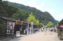 画像ギャラリー No.004のサムネイル画像 / にゃんまげもお出迎え。小林プロデューサーと回った「江戸ワンダーランド日光江戸村×戦国BASARA」コラボ体験ツアーをレポート