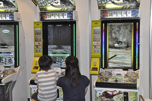 画像ギャラリー No.011のサムネイル画像 / クワガタ派の篠原信一さんとカブトムシ派のカブトムシゆかりさんが対決。「新甲虫王者ムシキング」稼働開始記念イベントをレポート