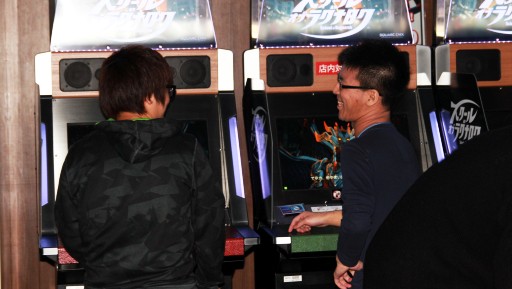 画像ギャラリー No.014のサムネイル画像 / AC「スクール オブ ラグナロク」をプロゲーマー・ふ〜ど氏がじっくり解説。ロケテスト会場で収録した直撮りプレイムービー&ロケテ大会レポート