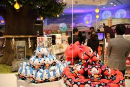 画像ギャラリー No.006のサムネイル画像 / 「妖怪ウォッチ オフィシャルショップ ヨロズマート」が10月23日にオープン。レベルファイブの日野晃博社長も駆けつけた内覧会をレポート