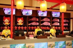 画像ギャラリー No.010のサムネイル画像 / 「妖怪ウォッチ オフィシャルショップ ヨロズマート」が10月23日にオープン。レベルファイブの日野晃博社長も駆けつけた内覧会をレポート