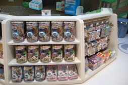 画像ギャラリー No.013のサムネイル画像 / 「妖怪ウォッチ オフィシャルショップ ヨロズマート」が10月23日にオープン。レベルファイブの日野晃博社長も駆けつけた内覧会をレポート