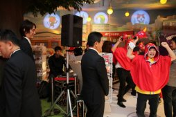 画像ギャラリー No.016のサムネイル画像 / 「妖怪ウォッチ オフィシャルショップ ヨロズマート」が10月23日にオープン。レベルファイブの日野晃博社長も駆けつけた内覧会をレポート