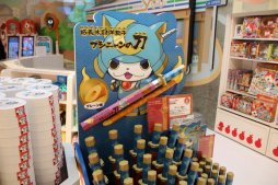 画像ギャラリー No.021のサムネイル画像 / 「妖怪ウォッチ オフィシャルショップ ヨロズマート」が10月23日にオープン。レベルファイブの日野晃博社長も駆けつけた内覧会をレポート