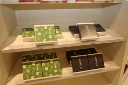 画像ギャラリー No.022のサムネイル画像 / 「妖怪ウォッチ オフィシャルショップ ヨロズマート」が10月23日にオープン。レベルファイブの日野晃博社長も駆けつけた内覧会をレポート