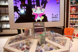 画像ギャラリー No.023のサムネイル画像 / 「妖怪ウォッチ オフィシャルショップ ヨロズマート」が10月23日にオープン。レベルファイブの日野晃博社長も駆けつけた内覧会をレポート