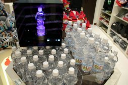 画像ギャラリー No.024のサムネイル画像 / 「妖怪ウォッチ オフィシャルショップ ヨロズマート」が10月23日にオープン。レベルファイブの日野晃博社長も駆けつけた内覧会をレポート