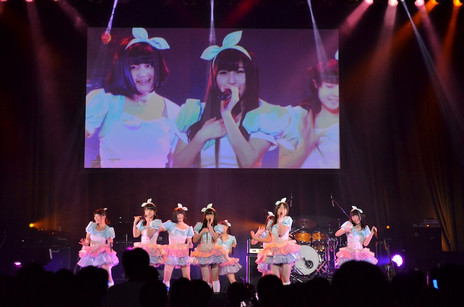 ���������꡼ No.030�Υ���ͥ������ / 1ǯ2����֤�Ȥʤ��Live 5pb. 2016�פ����š�17�ȤΥ����ƥ����Ȥ��б餷��������ˤޤĤ��ȡ�����Ԥ�줿���٥�Ȥ����ͤ��ݡ���