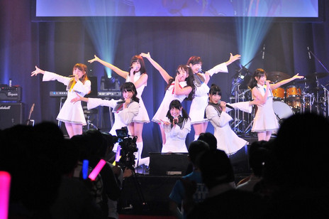 ���������꡼ No.054�Υ���ͥ������ / 1ǯ2����֤�Ȥʤ��Live 5pb. 2016�פ����š�17�ȤΥ����ƥ����Ȥ��б餷��������ˤޤĤ��ȡ�����Ԥ�줿���٥�Ȥ����ͤ��ݡ���