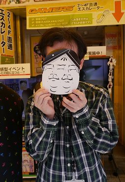 道行く人の顔を 力士シール が侵食 Chaos Child の ユーザー体感型イベント をレポート 道行く人の顔を 力士シール が侵食 Chaos Child の ユーザー体感型イベント をレポート