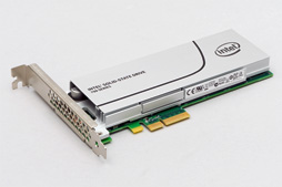 画像集 No.007のサムネイル画像 / NVMe準拠のPCIe 3.0接続となるIntel製SSD「SSD 750」レビュー。SATA 6Gbps比で2倍以上という圧倒的な速度性能を確認する