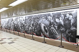 画像集 No.001のサムネイル画像 / 超巨大黒板に描かれた「ドラゴンクエストヒーローズII」のモンスターを堀井雄二氏が討伐。「かいしんの一撃」でモンスターが消え去った！