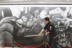 画像集 No.006のサムネイル画像 / 超巨大黒板に描かれた「ドラゴンクエストヒーローズII」のモンスターを堀井雄二氏が討伐。「かいしんの一撃」でモンスターが消え去った！