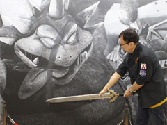 超巨大黒板に描かれた「ドラゴンクエストヒーローズII」のモンスターを堀井雄二氏が討伐。「かいしんの一撃」でモンスターが消え去った！