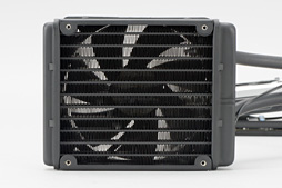 画像ギャラリー No.004のサムネイル画像 / HW短評:Tul「AXR9 390X 8GBD5-ADHE」(1)R9 390Xカードに搭載された簡易液冷+空冷ハイブリッドクーラーが持つ実力を見る