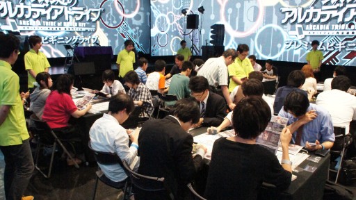 画像ギャラリー No.012のサムネイル画像 / スマホアプリとの連動要素も明らかに。TCG「銀鍵のアルカディアトライブ」を「プレミアムビギニングライブ」で試遊してきた