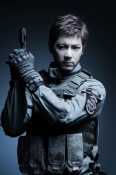 画像ギャラリー No.001のサムネイル画像 / 「BIOHAZARD THE STAGE」,千葉真一さんら出演者3人の舞台衣装姿を公開