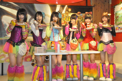 画像ギャラリー No.027のサムネイル画像 / モンハンとスイーツパラダイスがコラボした「アイルーカフェ」が本日オープン。ゲストに「仮面女子」のメンバーが登場した発表会の模様をレポート