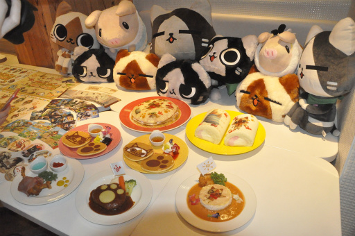 画像ギャラリー No.028のサムネイル画像 / モンハンとスイーツパラダイスがコラボした「アイルーカフェ」が本日オープン。ゲストに「仮面女子」のメンバーが登場した発表会の模様をレポート