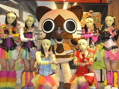 モンハンとスイーツパラダイスがコラボした「アイルーカフェ」が本日オープン。ゲストに「仮面女子」のメンバーが登場した発表会の模様をレポート