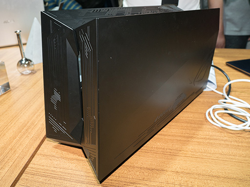 ���������꡼ No.019�Υ���ͥ������ / ��COMPUTEX��ASUS�ο���ZenBook�ϡ�GTX 1050 Ti��ܥ�ǥ�䳰�դ�����ե��å����ܥå����б������Ρ���PC�����ܤ�