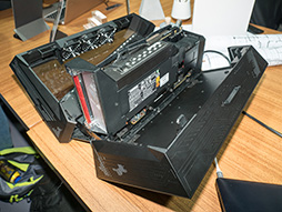 ���������꡼ No.020�Υ���ͥ������ / ��COMPUTEX��ASUS�ο���ZenBook�ϡ�GTX 1050 Ti��ܥ�ǥ�䳰�դ�����ե��å����ܥå����б������Ρ���PC�����ܤ�