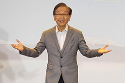 画像ギャラリー No.002のサムネイル画像 / ASUSが有機ELディスプレイ搭載ノートで大攻勢。重さ1kgの薄型軽量マシンから,ゲームにも使えるハイエンドPCまで多数を発表