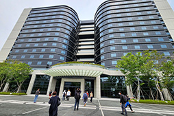 画像ギャラリー No.003のサムネイル画像 / ASUSが有機ELディスプレイ搭載ノートで大攻勢。重さ1kgの薄型軽量マシンから,ゲームにも使えるハイエンドPCまで多数を発表