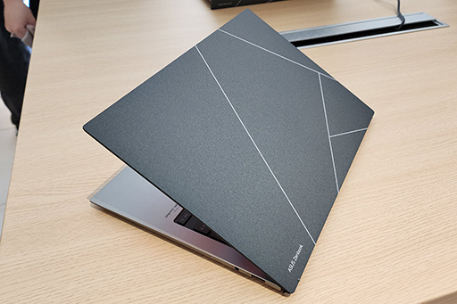 画像ギャラリー No.006のサムネイル画像 / ASUSが有機ELディスプレイ搭載ノートで大攻勢。重さ1kgの薄型軽量マシンから,ゲームにも使えるハイエンドPCまで多数を発表