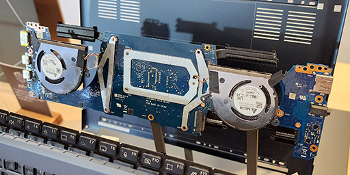 画像ギャラリー No.008のサムネイル画像 / ASUSが有機ELディスプレイ搭載ノートで大攻勢。重さ1kgの薄型軽量マシンから,ゲームにも使えるハイエンドPCまで多数を発表