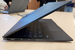 画像ギャラリー No.028のサムネイル画像 / ASUSが有機ELディスプレイ搭載ノートで大攻勢。重さ1kgの薄型軽量マシンから,ゲームにも使えるハイエンドPCまで多数を発表