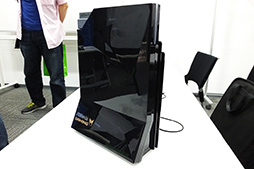 画像ギャラリー No.002のサムネイル画像 / ASRock,ゲーマー向けを謳う無線LANルーター「G10」を国内初披露。ボディカラーは地味になったが高速無線LAN機能や奇抜な付加機能は健在