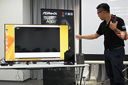 画像ギャラリー No.015のサムネイル画像 / ASRock,ゲーマー向けを謳う無線LANルーター「G10」を国内初披露。ボディカラーは地味になったが高速無線LAN機能や奇抜な付加機能は健在