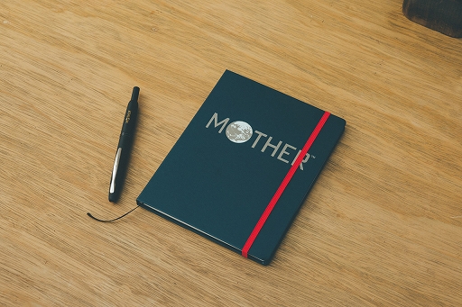 画像集 No.002のサムネイル画像 / ほぼ日MOTHERプロジェクトの新作グッズ「MOTHERのNOTEBOOK」が12月15日に発売。ページの下に“MOTHERのことば”をプリント