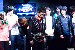 画像ギャラリー No.026のサムネイル画像 / 「フォーオナー プロ格闘ゲーマーNo.1決定戦」をレポート。熾烈な戦いを制し,最強戦士の栄冠に輝いたのは……?