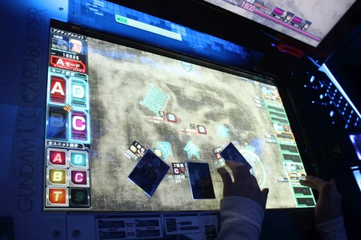 画像ギャラリー No.001のサムネイル画像 / バンダイナムコ×フロム・ソフトウェアによって再構築された最新の宇宙世紀とは。稼働間近の「機動戦士ガンダム U.C.カードビルダー」先行体験会レポート