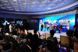 画像ギャラリー No.004のサムネイル画像 / スマホ版「ロボットガールズZ」の発表会を上海で開催。永井 豪先生も出演