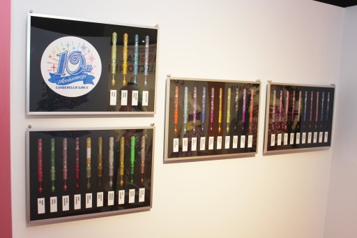 画像ギャラリー No.007のサムネイル画像 / デレマス10周年ライブツアーを振り返る展示会「M@GICALCOLLECTION!!!」,70着以上の衣装が間近で鑑賞できた内覧会をレポート