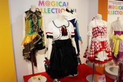 画像ギャラリー No.009のサムネイル画像 / デレマス10周年ライブツアーを振り返る展示会「M@GICALCOLLECTION!!!」,70着以上の衣装が間近で鑑賞できた内覧会をレポート