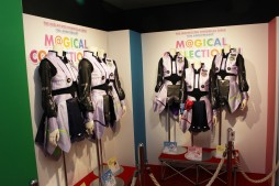 画像ギャラリー No.010のサムネイル画像 / デレマス10周年ライブツアーを振り返る展示会「M@GICALCOLLECTION!!!」,70着以上の衣装が間近で鑑賞できた内覧会をレポート