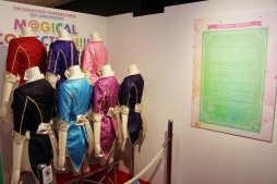 画像ギャラリー No.011のサムネイル画像 / デレマス10周年ライブツアーを振り返る展示会「M@GICALCOLLECTION!!!」,70着以上の衣装が間近で鑑賞できた内覧会をレポート