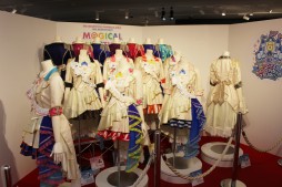 画像ギャラリー No.012のサムネイル画像 / デレマス10周年ライブツアーを振り返る展示会「M@GICALCOLLECTION!!!」,70着以上の衣装が間近で鑑賞できた内覧会をレポート