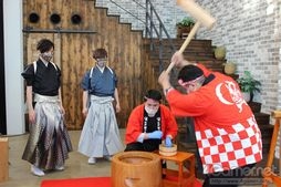 画像集#015のサムネイル/「あんスタ!!」配信番組「CAFE CINNAMON ニキズキッチン」第7回収録現場に潜入レポート。餅つき&おもちピザに挑戦!